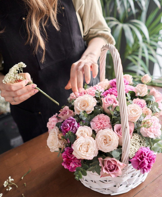 Centro y cestas de flores para cumpleaños